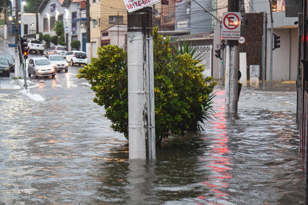 A forte chuva que atingiu a região metropolitana de São Paulo na tarde deste sábado (23) causou alagamentos pela cidade. Na foto, ponto de alagamento no cruzamento da Rua Tobias Barreto com a Avenida Cassandoca no bairro da Mooca, zona lete da capital. — Foto: YURI MURAKAMI/FOTOARENA/FOTOARENA/ESTADÃO CONTEÚDO