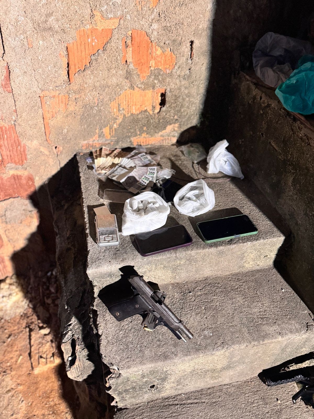 Dupla é presa com arma, drogas e mais de R$ 2 mil em Três Rios