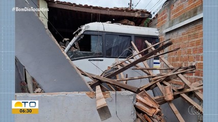 Motorista de van perde controle da direção, derruba muro e invade residência em Araguaína
