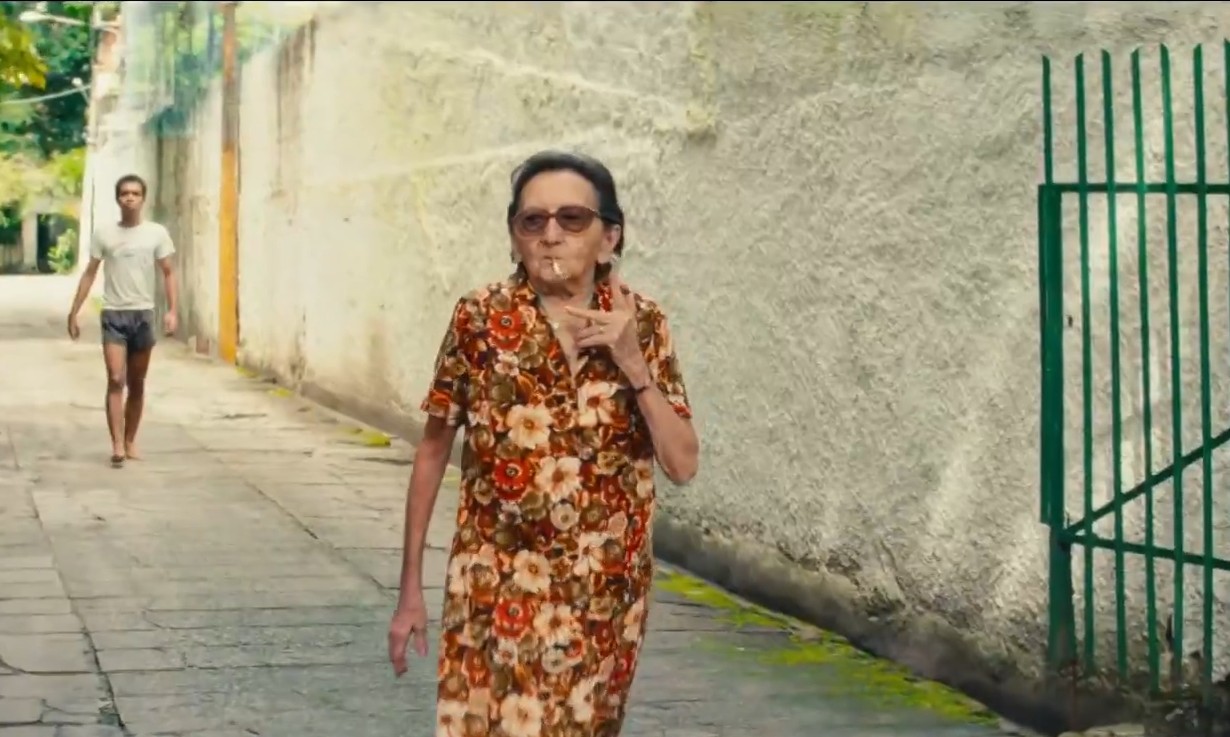 Atriz de 78 anos de 'O Agente Secreto' comemora resultado no Globo de Ouro: 'Profundamente emocionada'