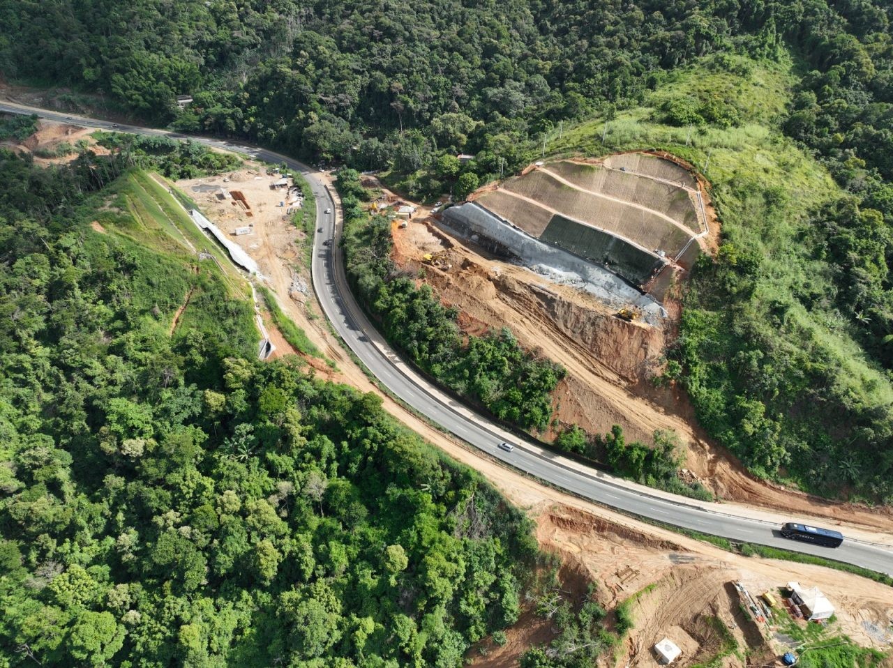 Pista de subida da Serra das Araras será interditada para continuação das detonações de rochas