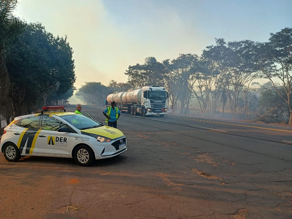 Incêndio atinge área de vegetação natural no acesso da Rodovia Arlindo Béttio, em Rosana (SP) — Foto: Polícia Rodoviária