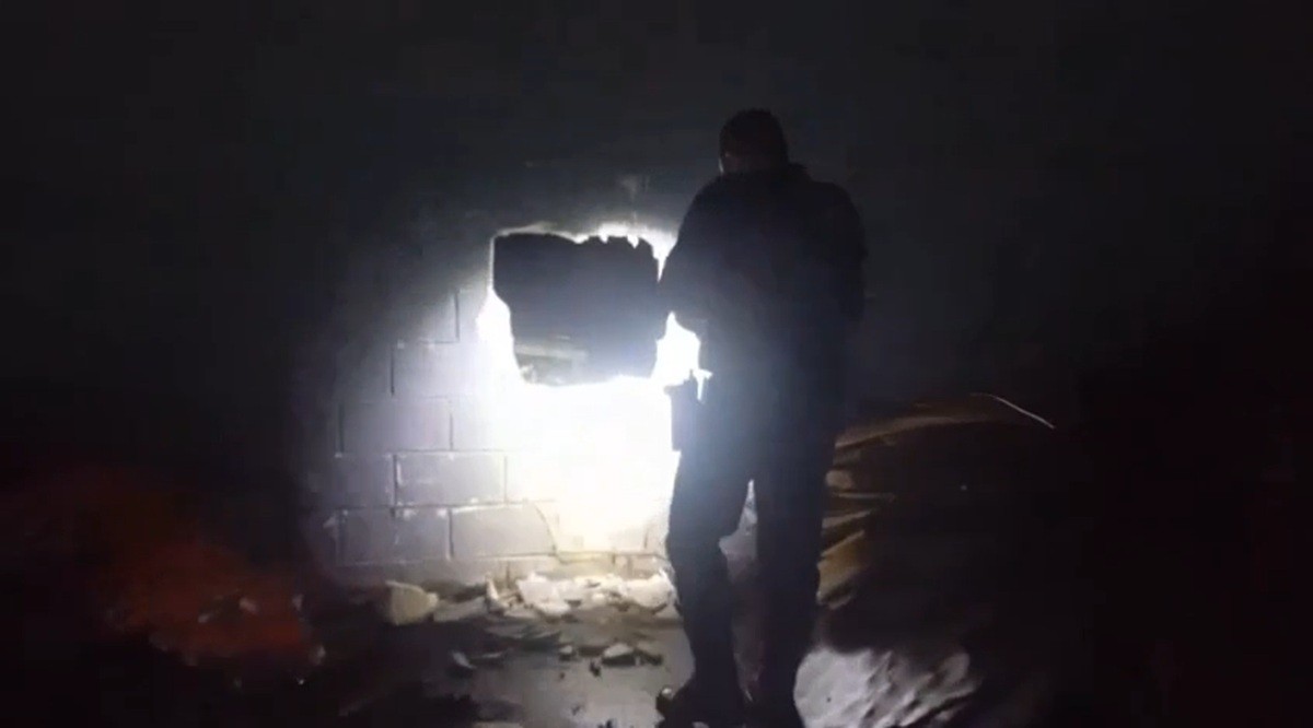 Grupo armado abre buraco em muro, rende vigilante e acessa cofre de supermercado em Campos; VÍDEO