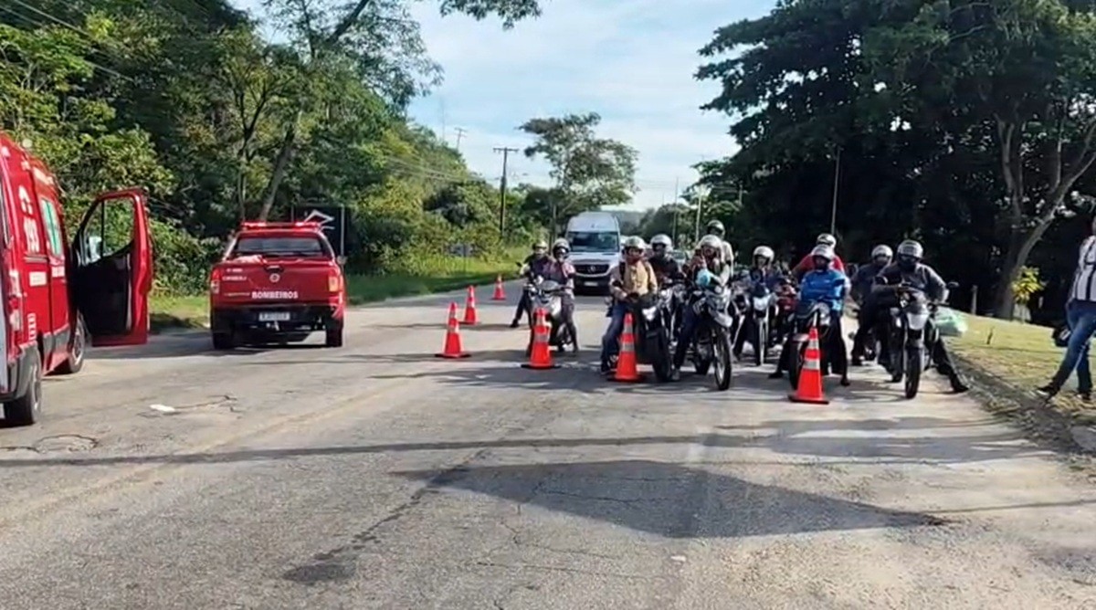 Pai e filho sofrem acidente de moto e interdita RJ-106 em Rio das Ostras