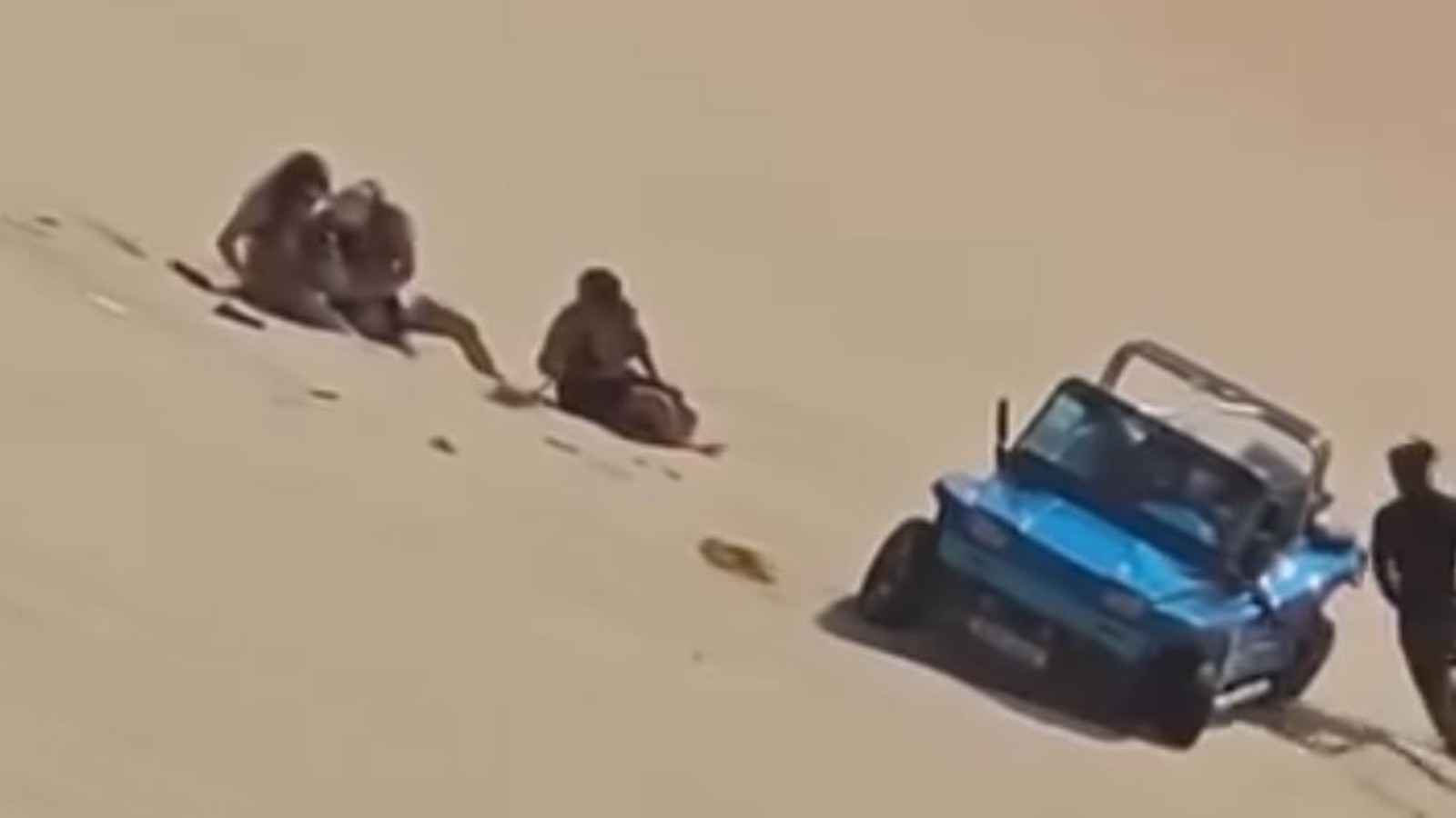 Buggy vira com turistas em duna de Canoa Quebrada, no Ceará; vídeo