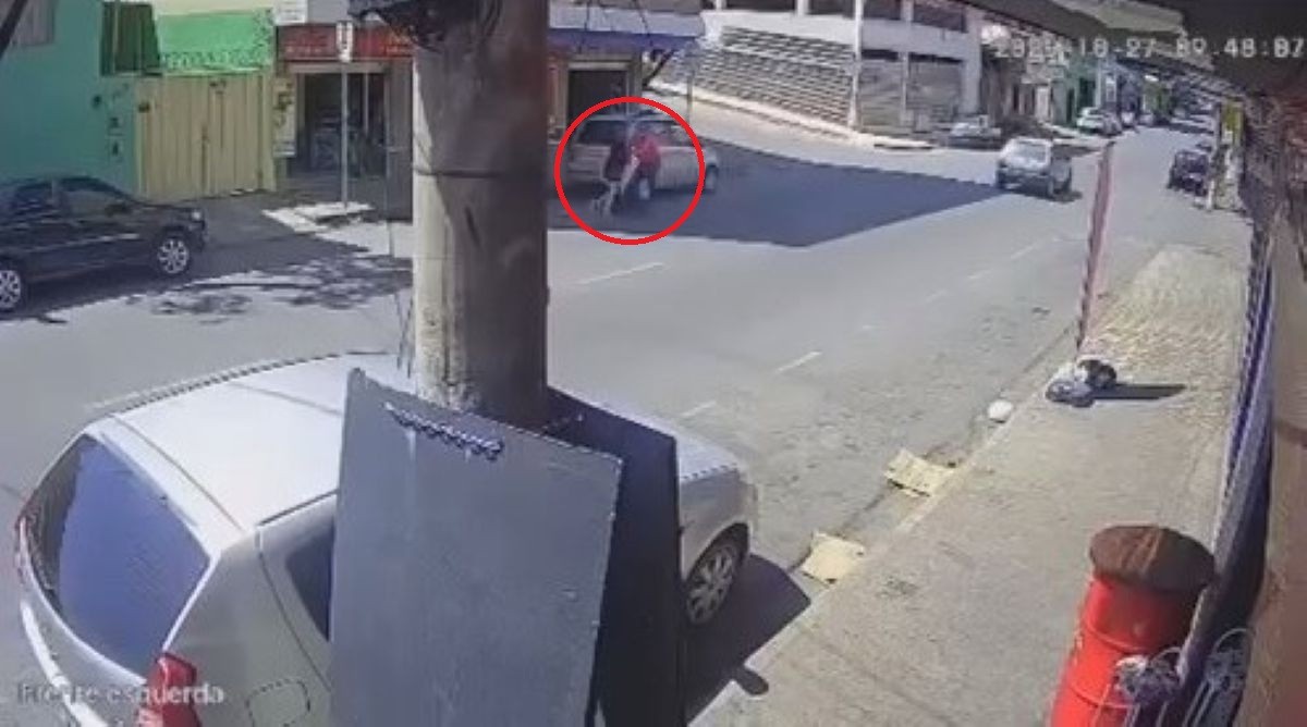 VÍDEO: Mulher é atropelada por patinete na contramão na Avenida Paraná, em Divinópolis