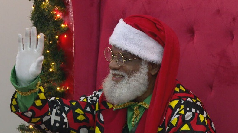 Natal em SP tem entrega de 8 mil brinquedos, sermão pelos pobres e papais noéis negros