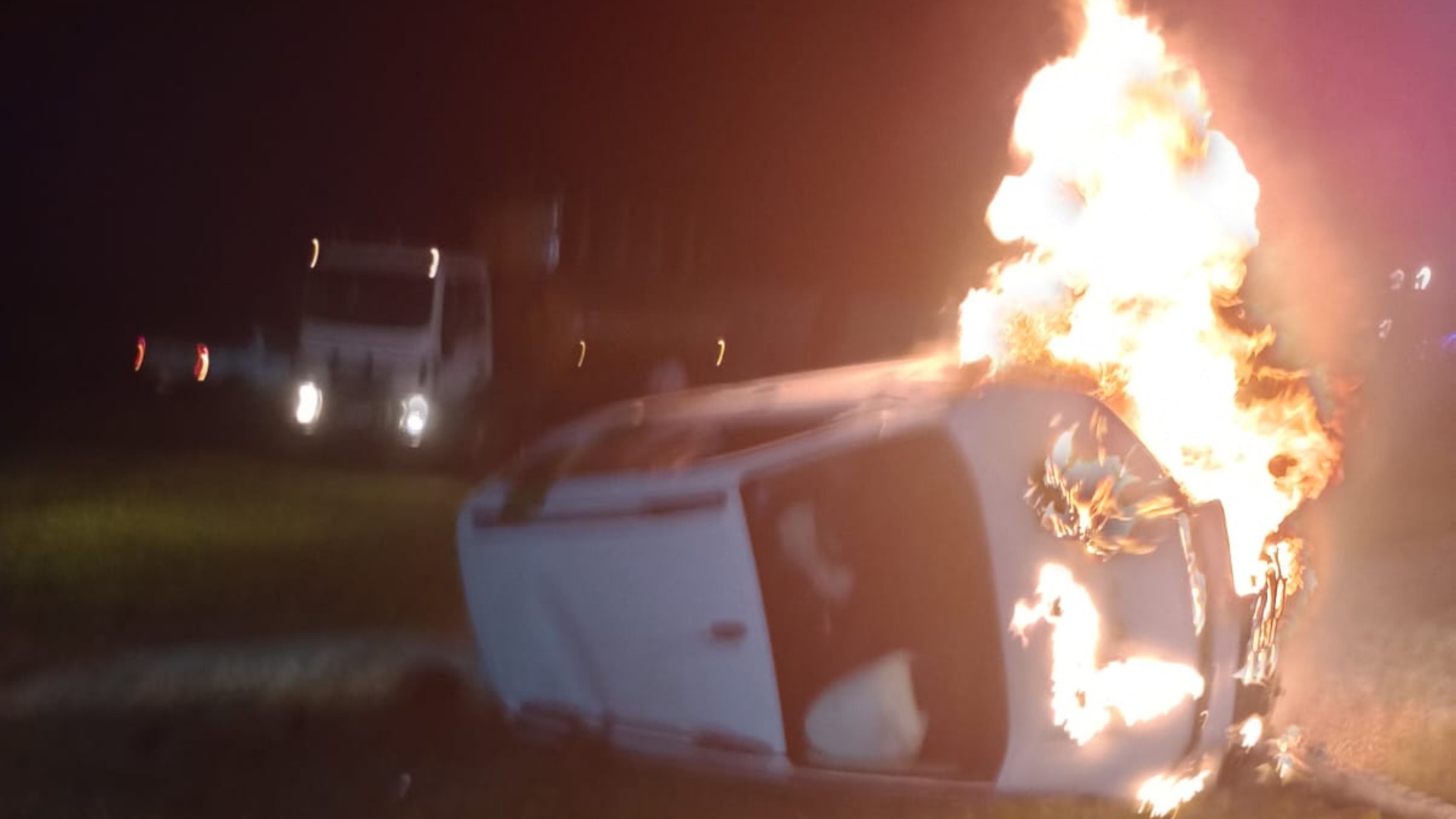 Van de Prefeitura bate em trevo, capota e pega fogo em rodovia no interior de MG
