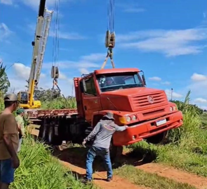 Guindastes retiram caminhão que tombou com carga de soja em ponte, em Santo Anastácio; veja rotas de desvio