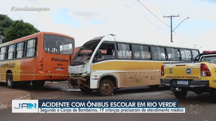 Micro-ônibus que transportava crianças para a escola sai da pista