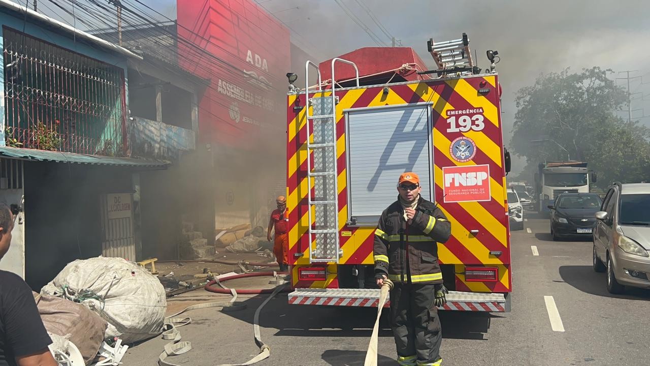 Incêndio de grandes proporções atinge sucataria e interdita faixas da Avenida Brasil, em Manaus