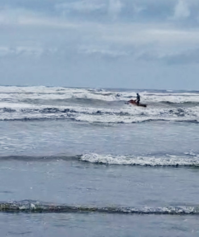 Bombeiros buscam por turista de 19 anos que desapareceu na Praia Grande em Ubatuba