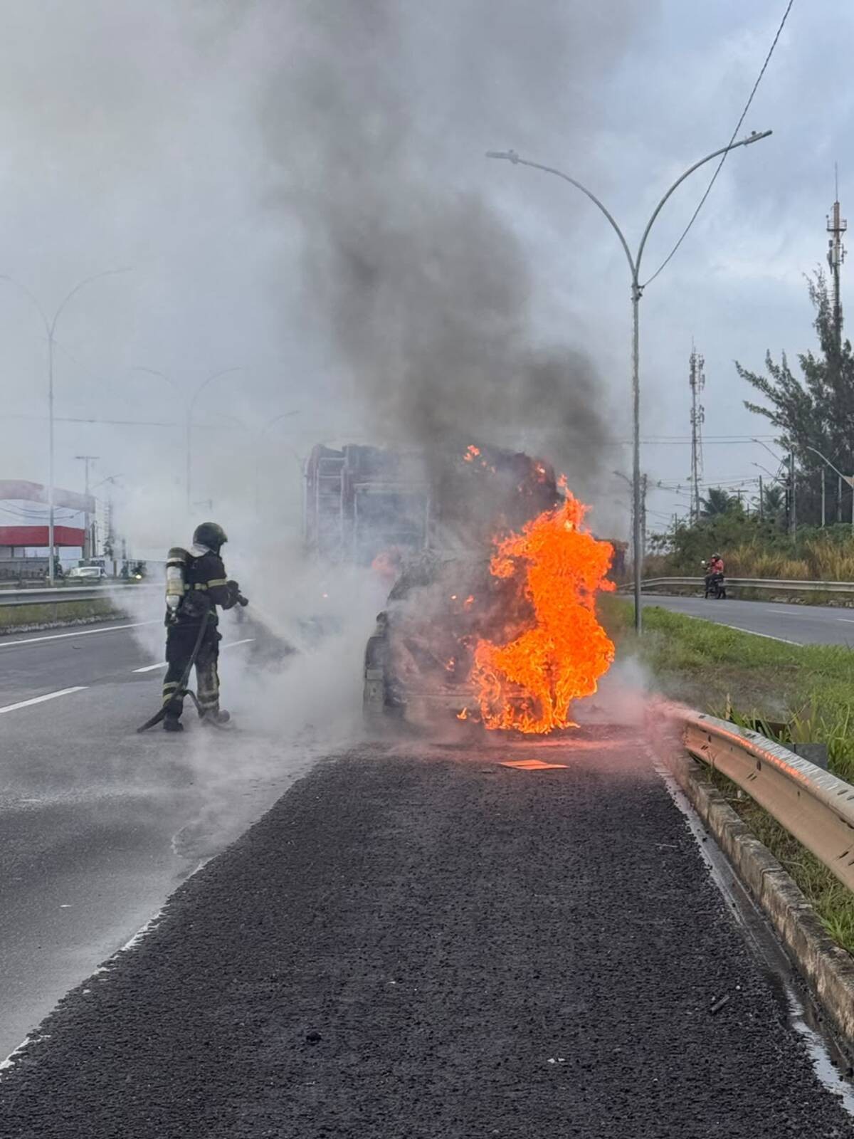 Carro pega fogo às margens da BR-101 em Parnamirim
