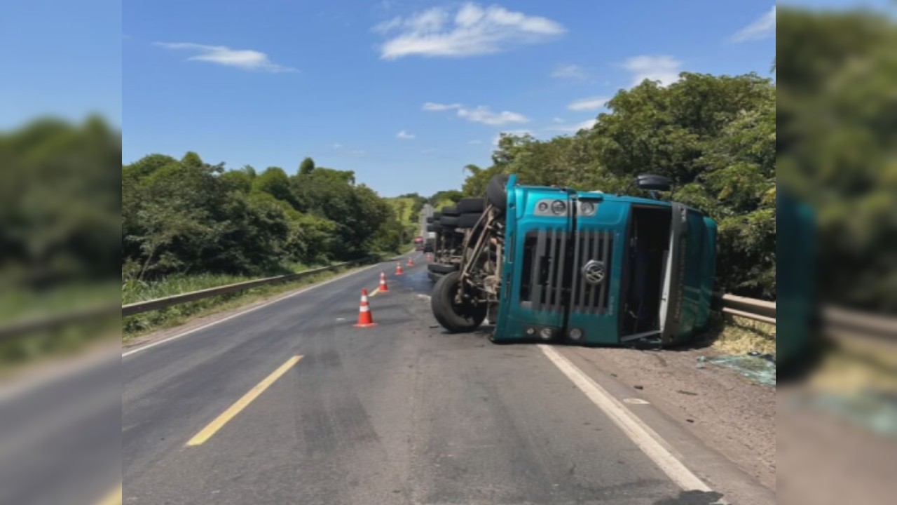 Caminhão carregado com madeira tomba e interdita BR-153 em Ocauçu