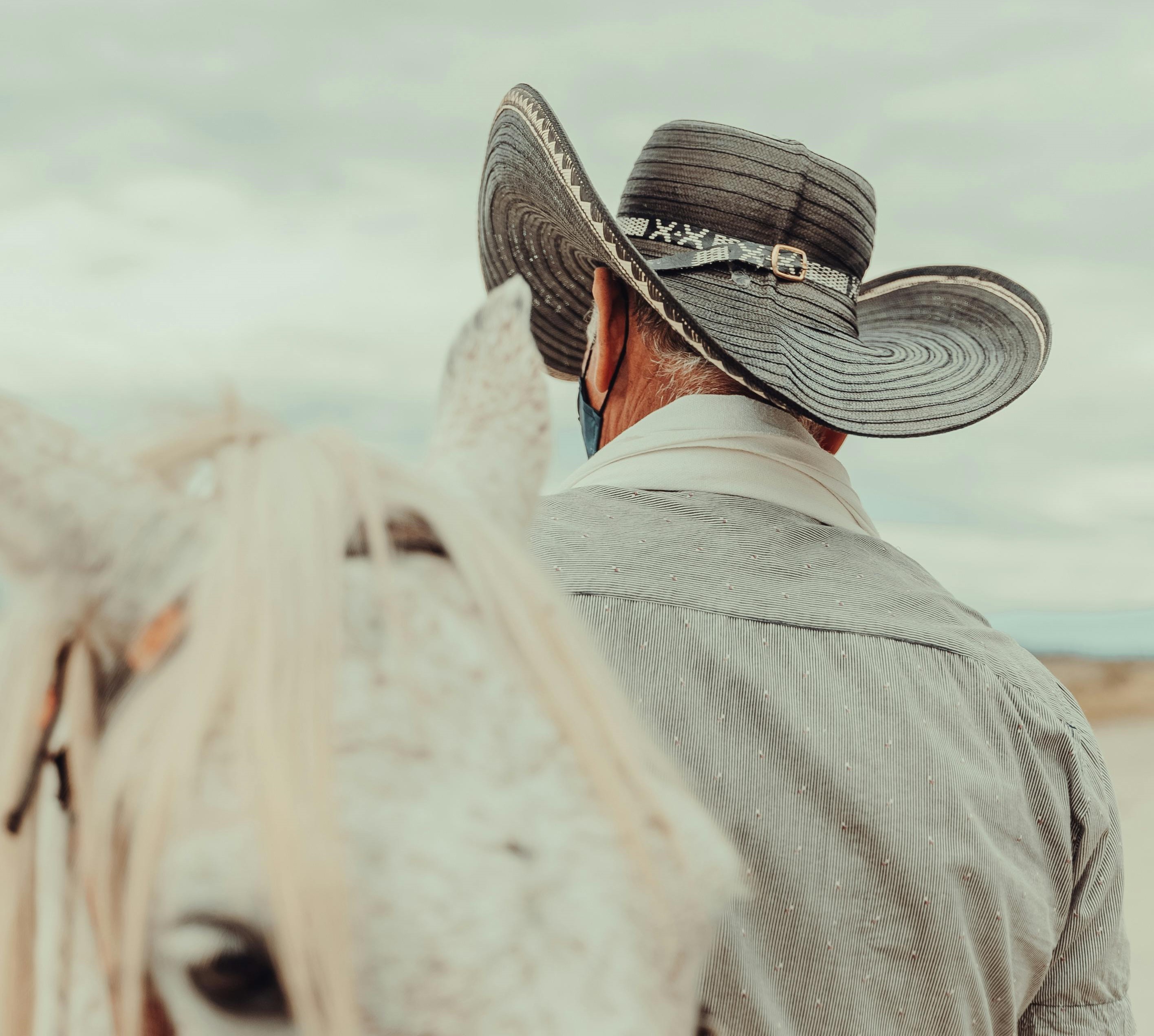Chapéu na roça não terá que ser trocado por capacete; veja o que diz a lei