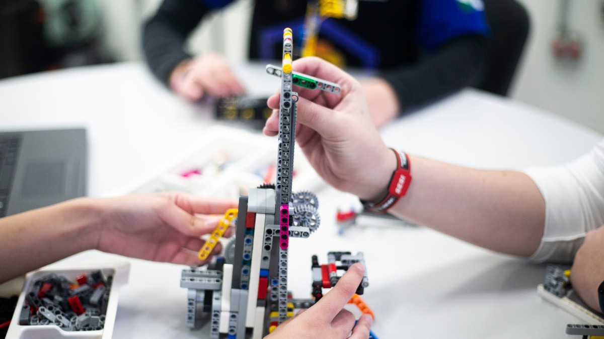 Escola abre oficinas de criação de games e de robôs inspiradas nos bumbás