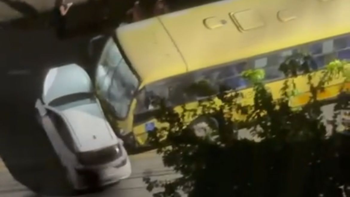 Acidente entre carro e ônibus deixa mulher ferida em Volta Redonda 