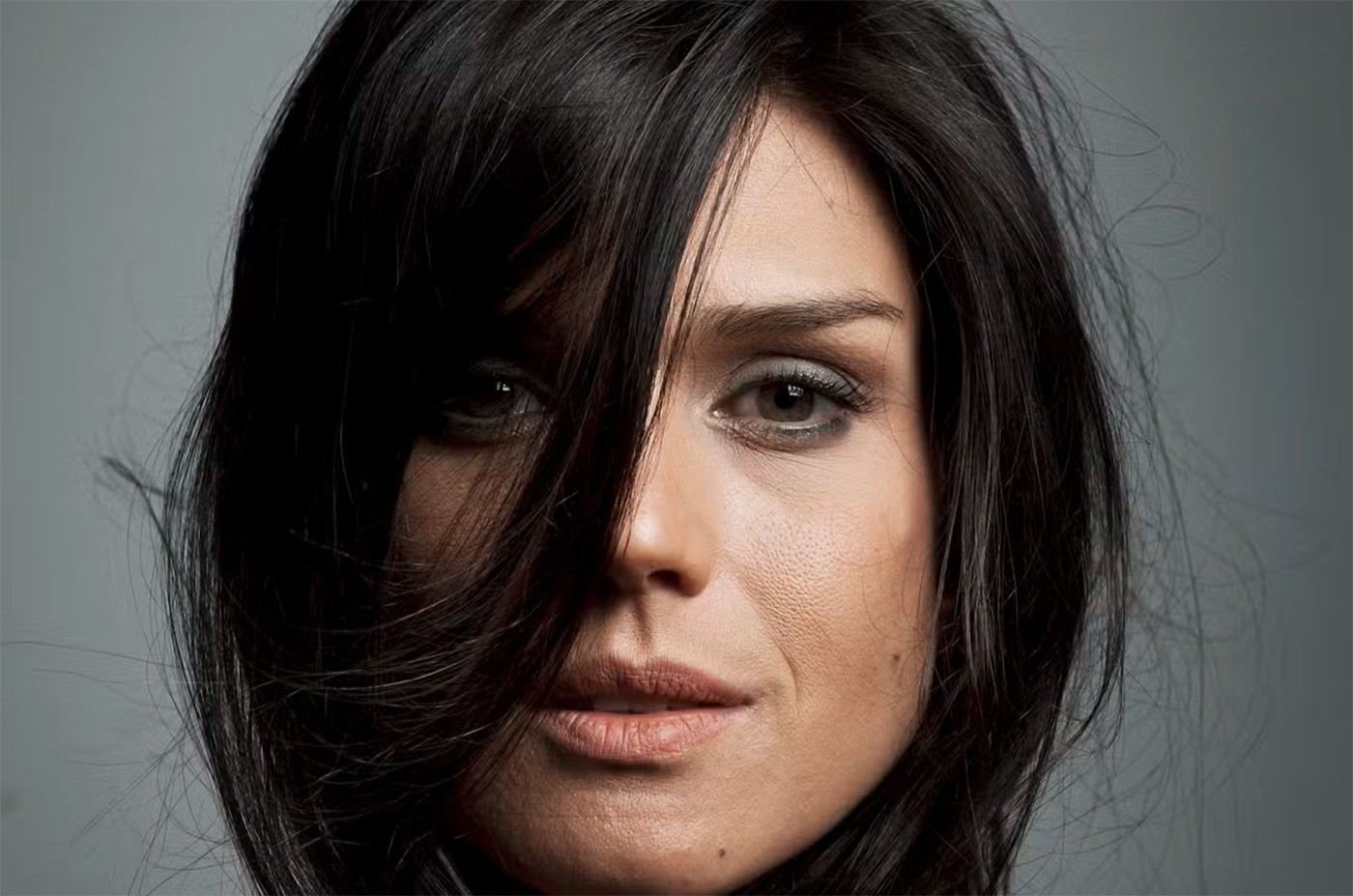Morte precoce de Karina Zeviani tira de cena uma cantora de voz elegante com vivência cosmopolita