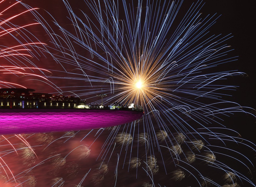 Pessoas assistem à queima de fogos de artifício da celebração do Ano Novo no hotel Marina Bay Sands, em Singapura — Foto: REUTERS/Edgar Su