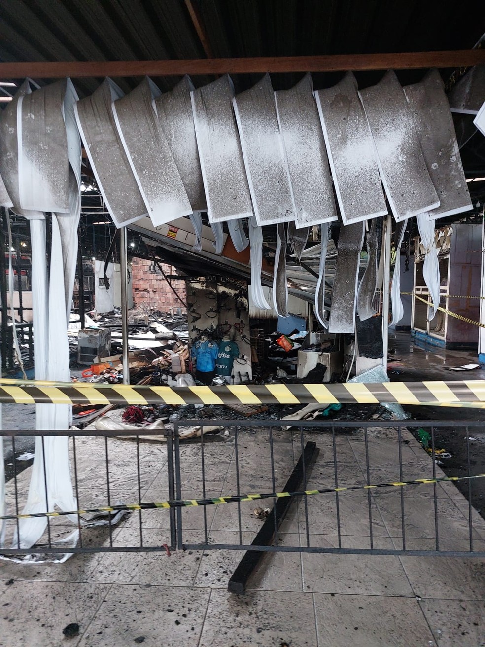 Incêndio na Feira do Santo Antônio, em Manaus. — Foto: Naine Carvalho/Rede Amazônica
