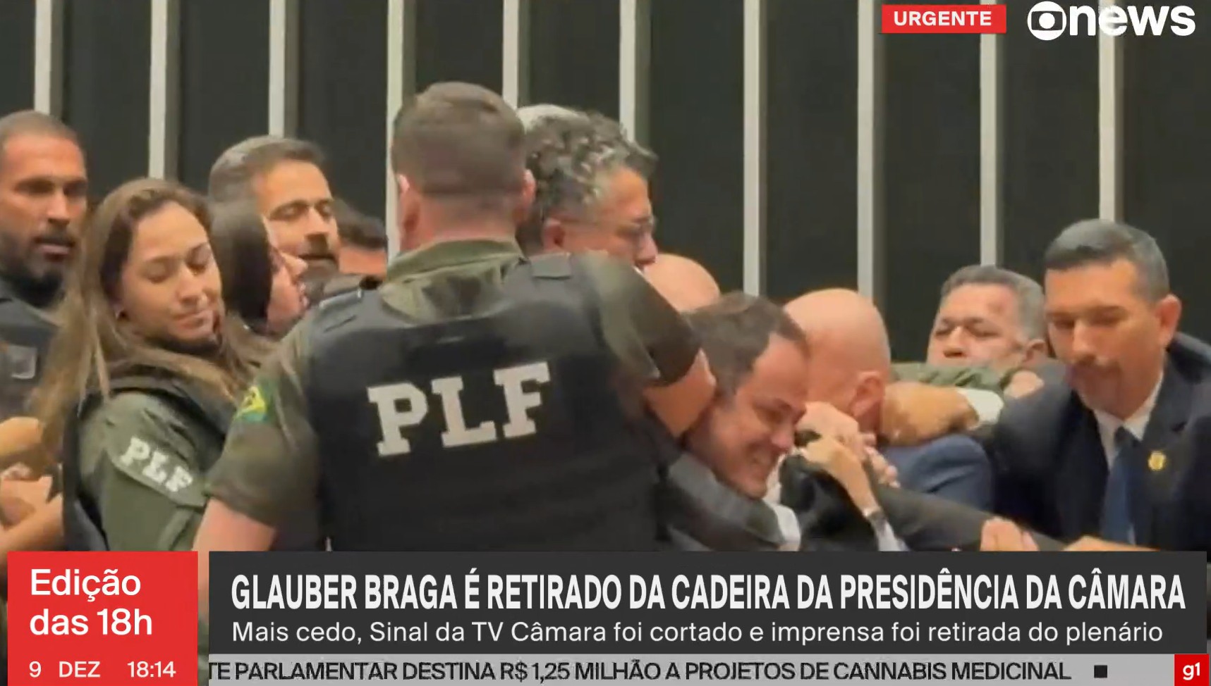 VÍDEOS e FOTOS: Glauber Braga ocupa e é retirado à força da cadeira da presidência da Câmara