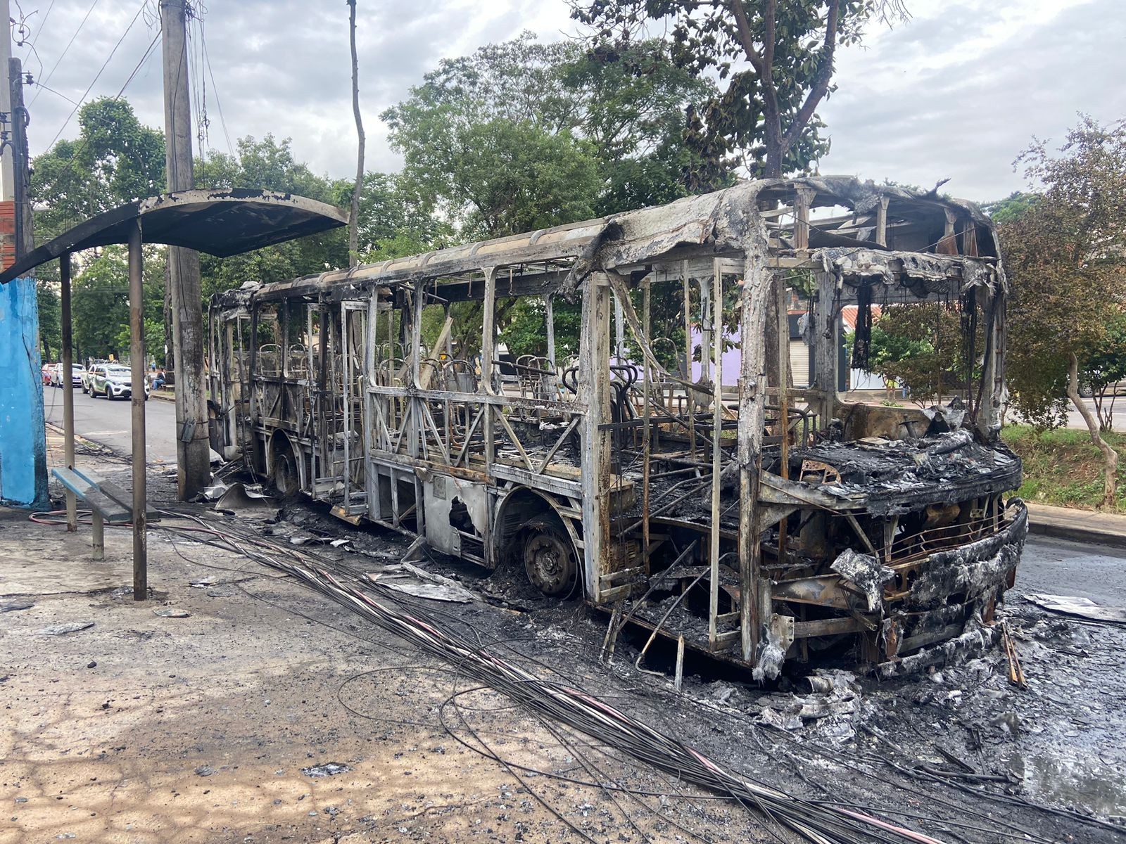 Nove horas após grupo incendiar ônibus, linha segue inoperante em Piracicaba