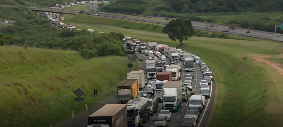 Acidente provocou congestionamento na Rodovia dos Bandeirantes, em Campinas — Foto: Reprodução/EPTV