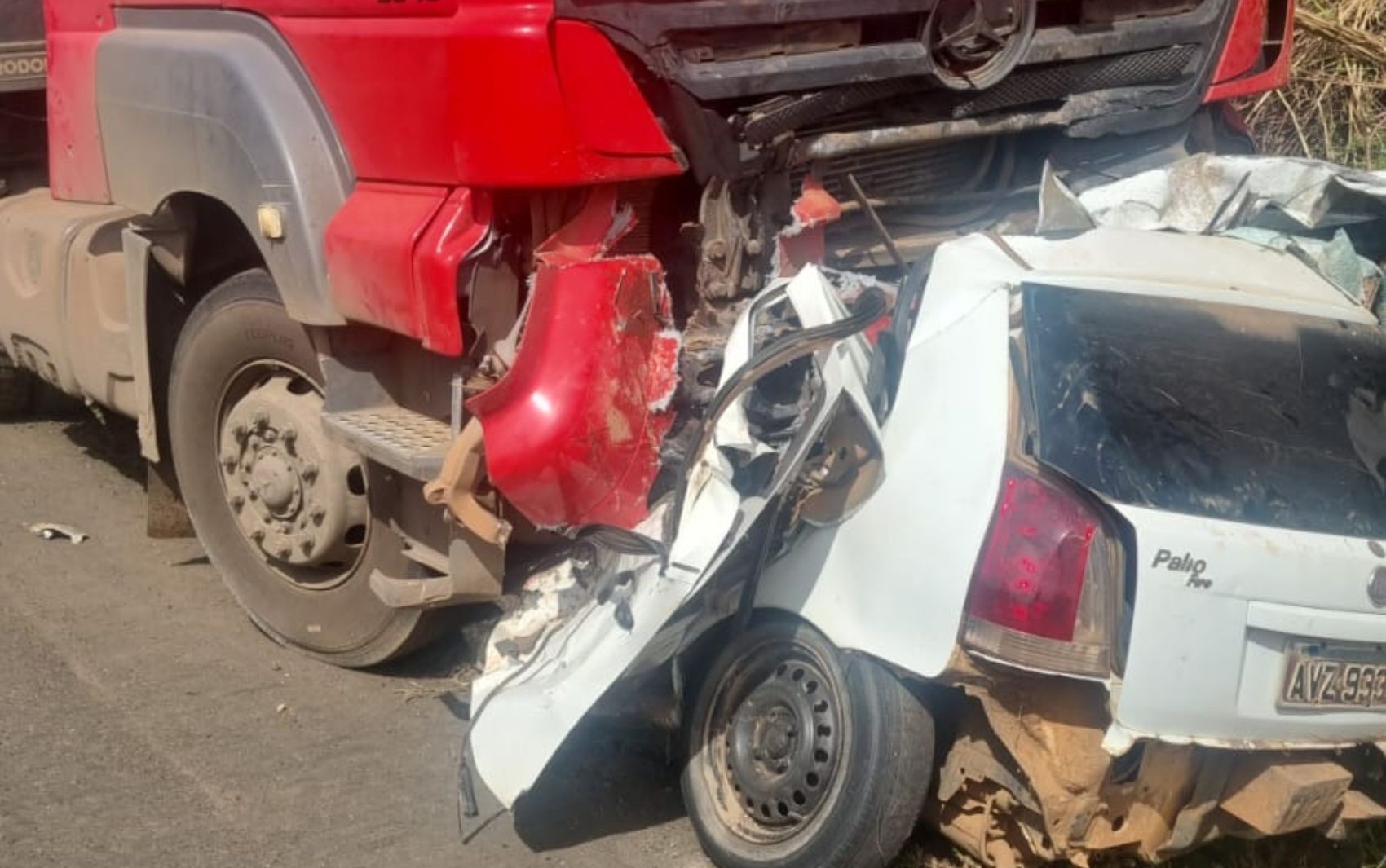 Jovens morrem após carro bater de frente contra carreta na BR-364