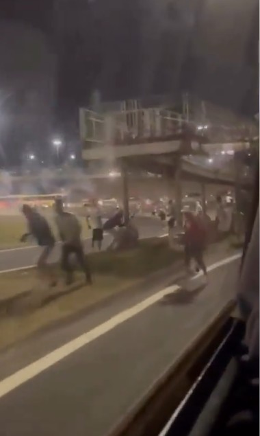 Torcedores do Cruzeiro se envolvem em tumulto com santistas, e ônibus são atacados; VÍDEO