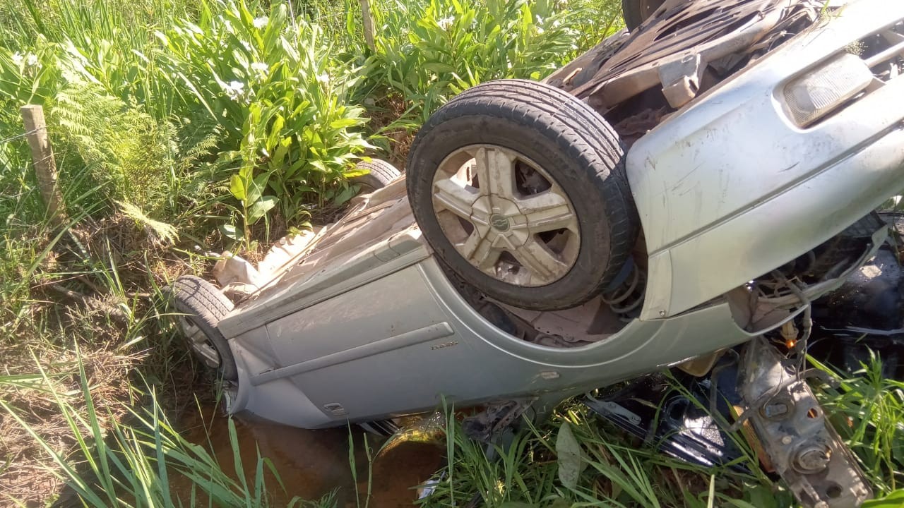 Fuga de motorista termina em acidente com feridos na MG-457 após carro cair em barranco