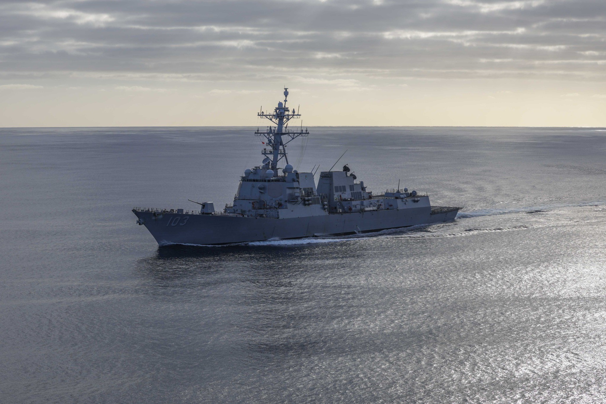 Dois navios da Marinha dos EUA colidem em águas próximas à América do Sul, diz jornal