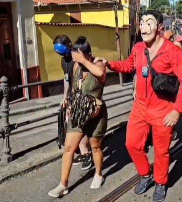 Policiais civis disfarçados prendem suspeitos em bloco de Santa Teresa