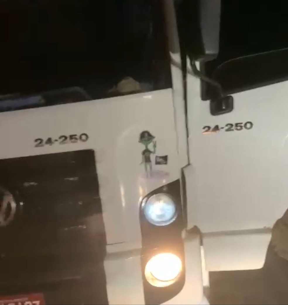 Caminhão foi encontrado no acostamento da MGC-418 — Foto: Redes Sociais