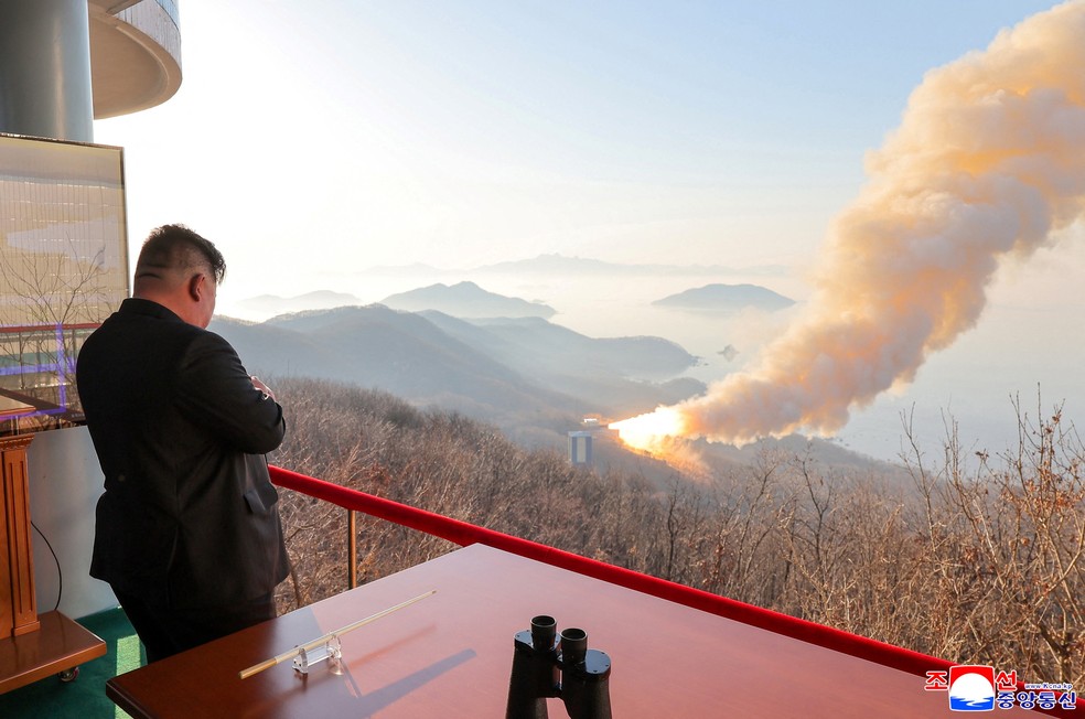 O líder da Coreia do Norte, Kim Jong-un, supervisiona teste militar em 29 de março de 2026 — Foto: KCNA via Reuters