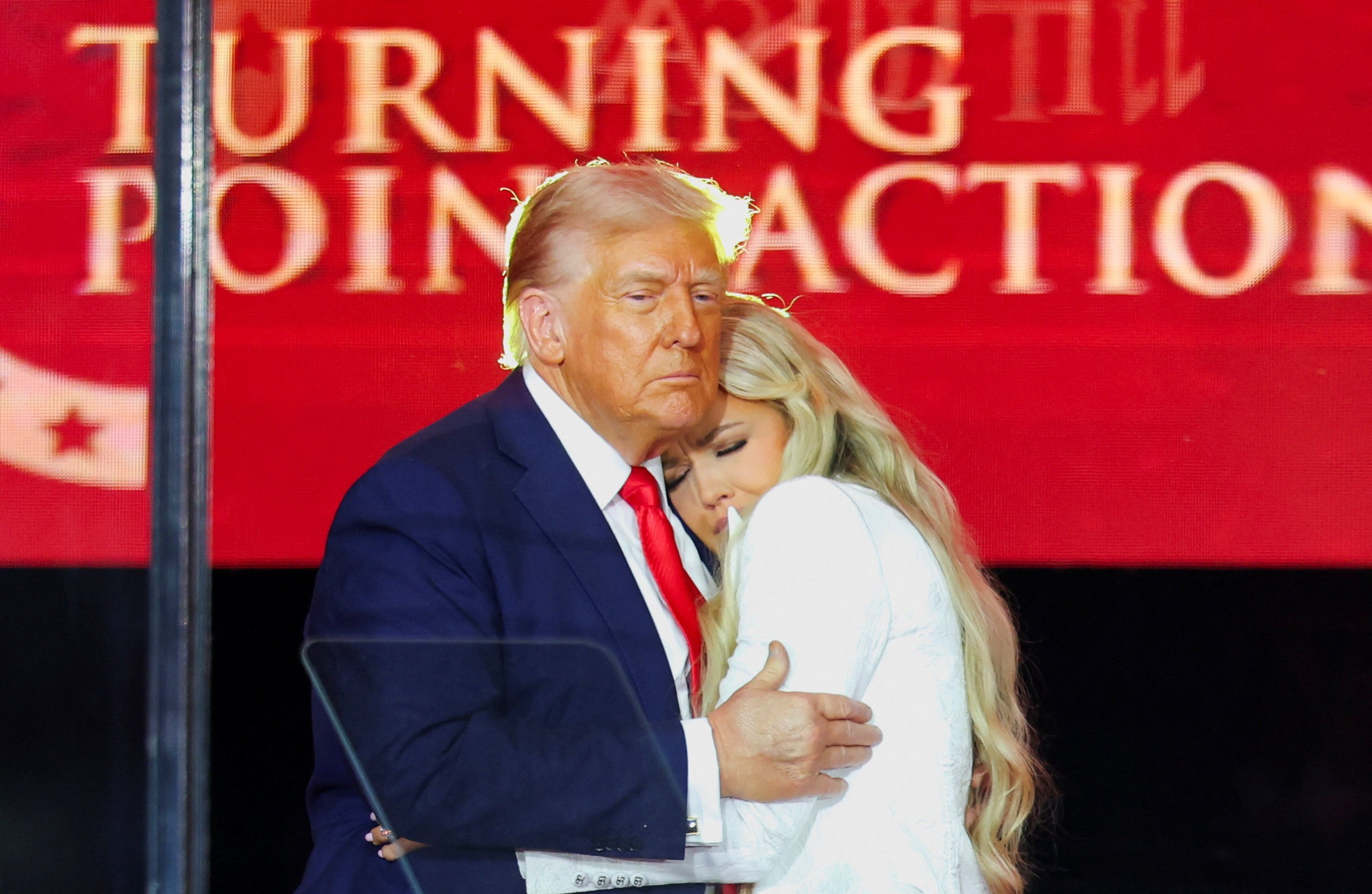 Trump diz que Charlie Kirk se tornou um 'mártir pela liberdade'; funeral reuniu milhares em estádio