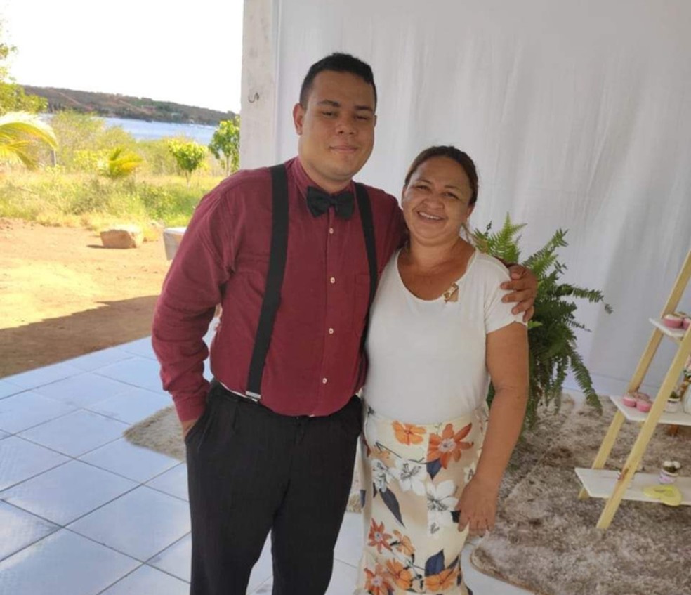 Mãe e filho que morreram durante incêndio em Paulo Afonso — Foto: Redes sociais