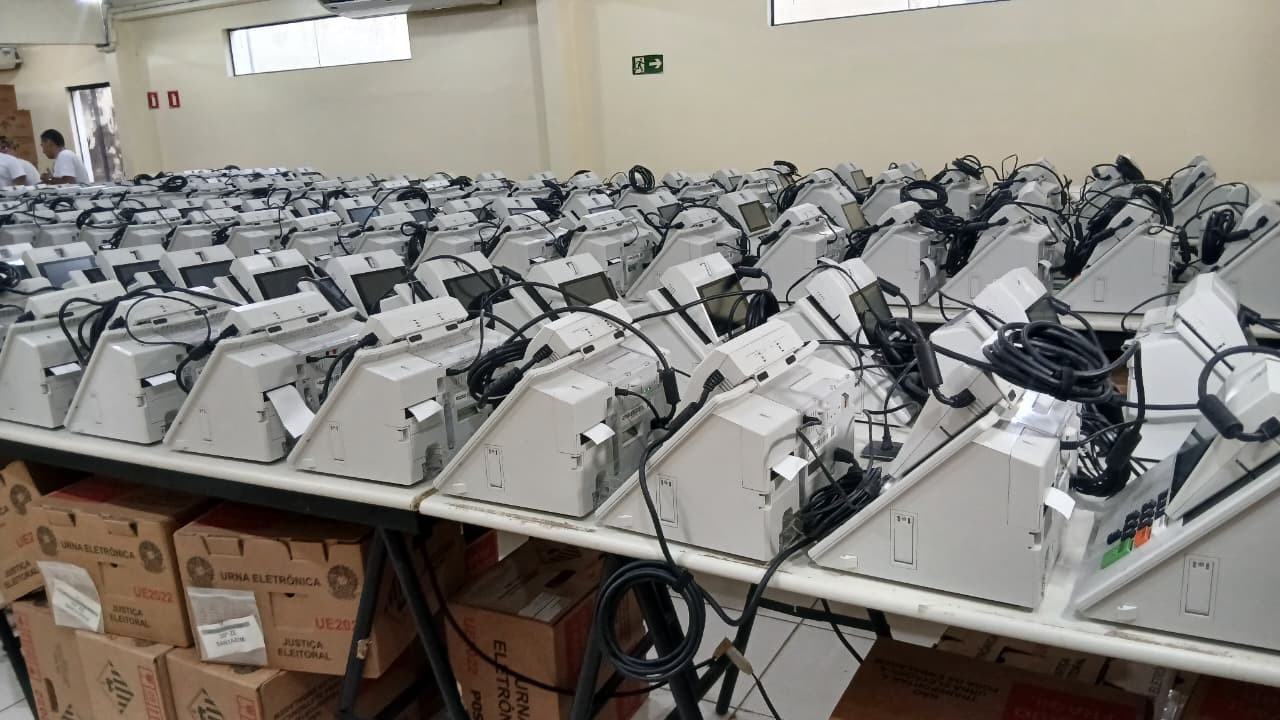 Urnas eletrônicas são preparadas para o primeiro turno das eleições em Santarém