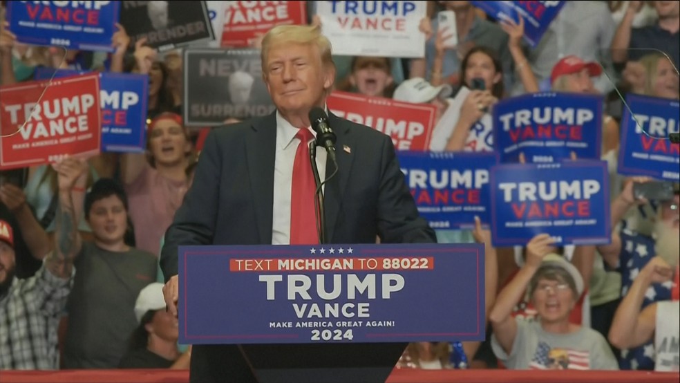Donald Trump participa de comício em Michigan — Foto: GloboNews/Reprodução