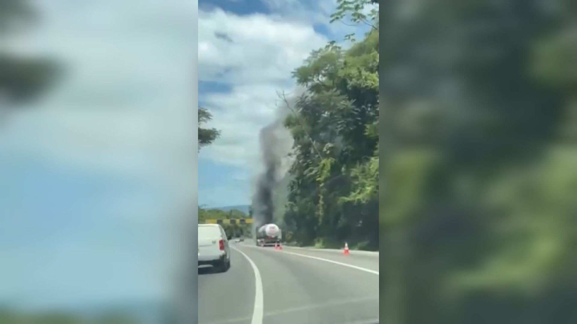 Caminhão-tanque em chamas causa interdição no sentido Sul da BR-101 no Morro do Boi, em SC