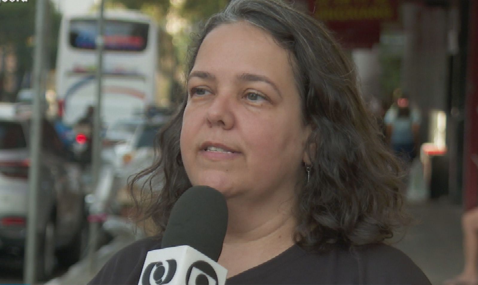 Luciana Amorim fala sobre propostas de governo em visita ao Centro de Goiânia