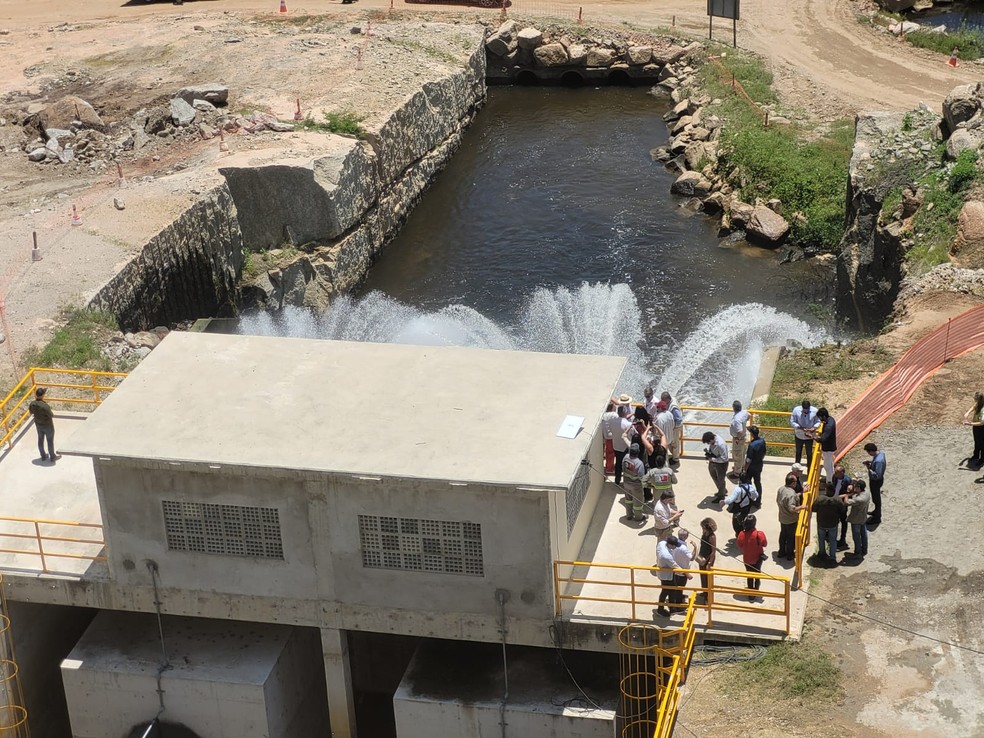 Presidente Lula (de chapéu branco) e comitiva visitam barragem de Oiticica — Foto: Flávio Soares/Inter TV Costa Branca