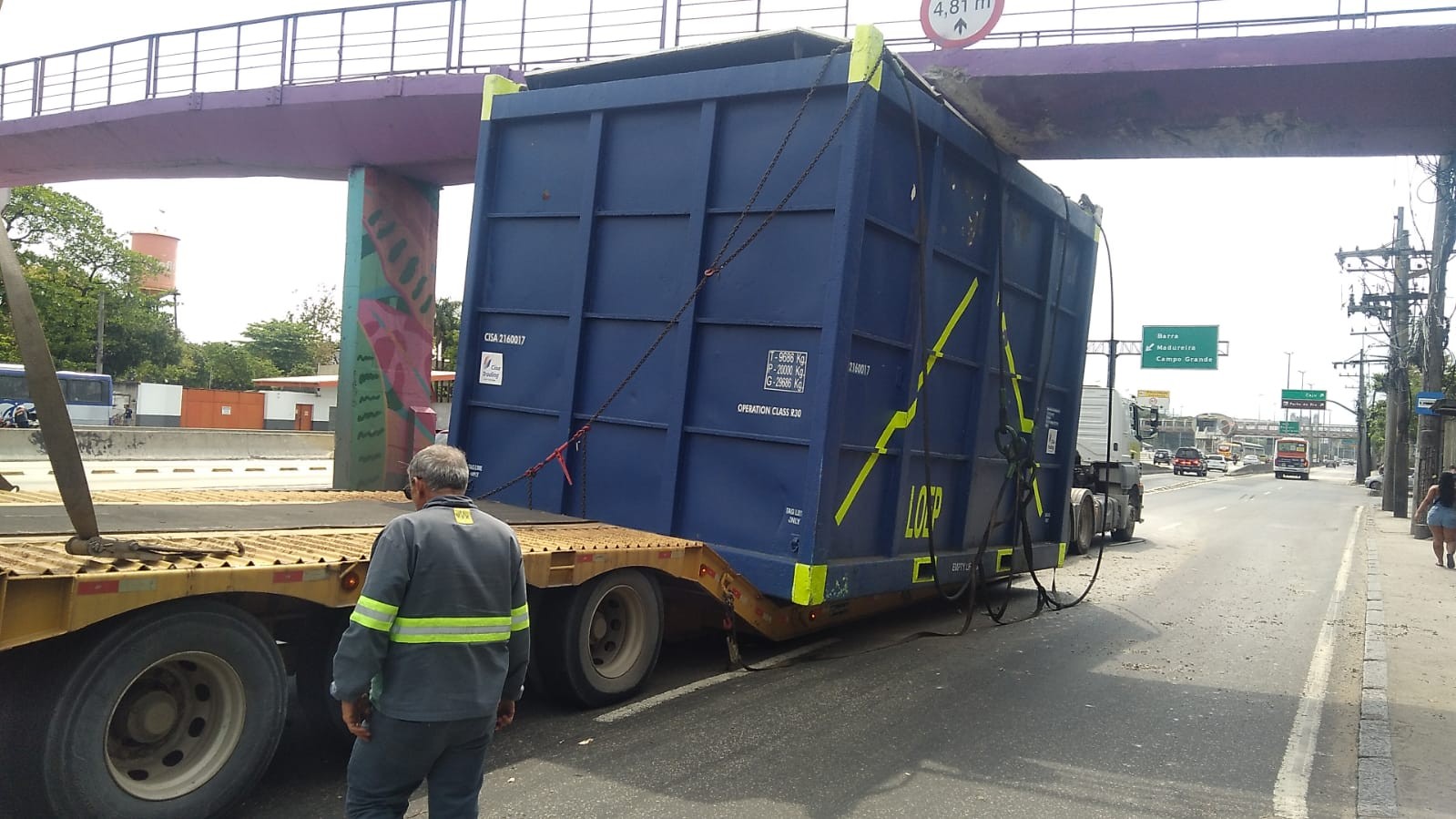 Carreta fica presa na passarela 5 da Avenida Brasil, na altura de Benfica