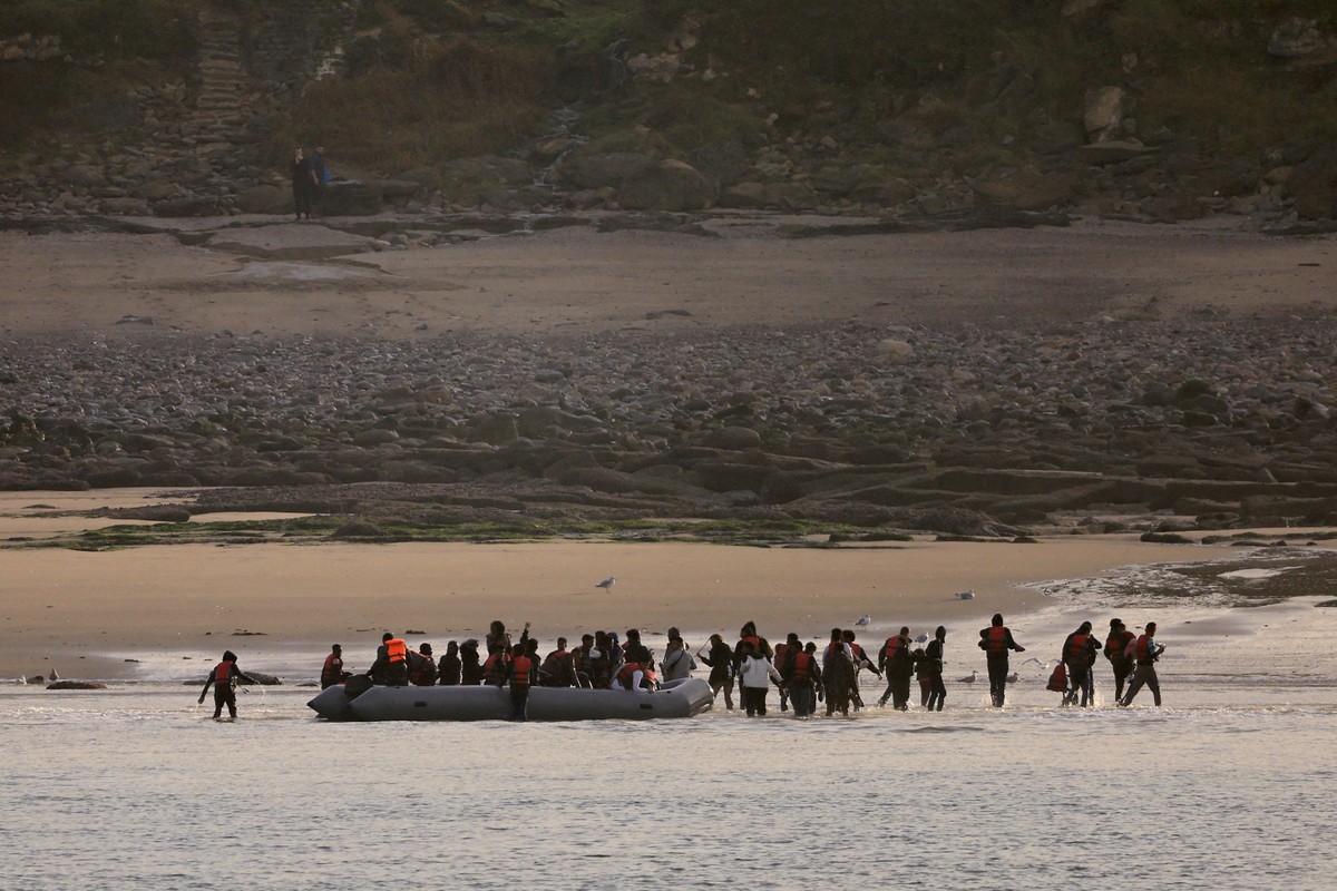Cinco migrantes morrem durante tentativa de chegar ao Reino Unido pelo Canal da Mancha