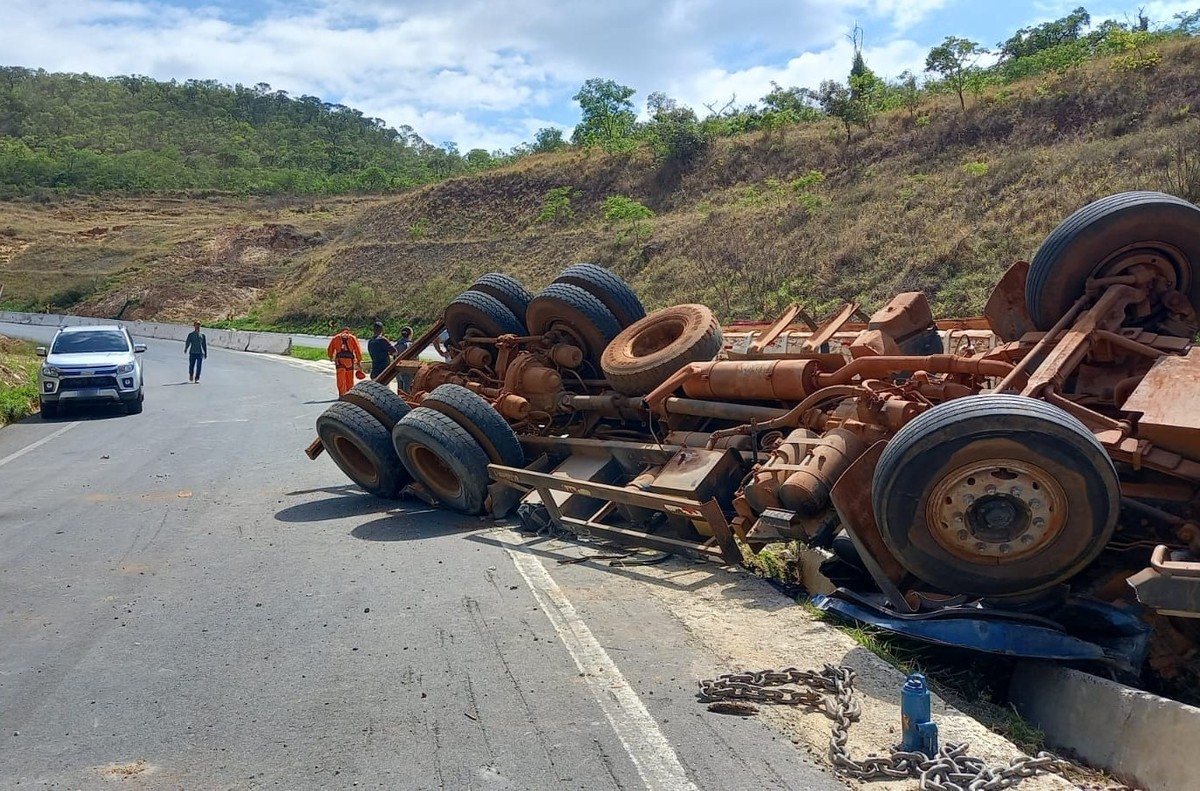 Carreta carregada de soja tomba e interdita parte da BR-146 em Serra do Salitre | Triângulo Mineiro | G1