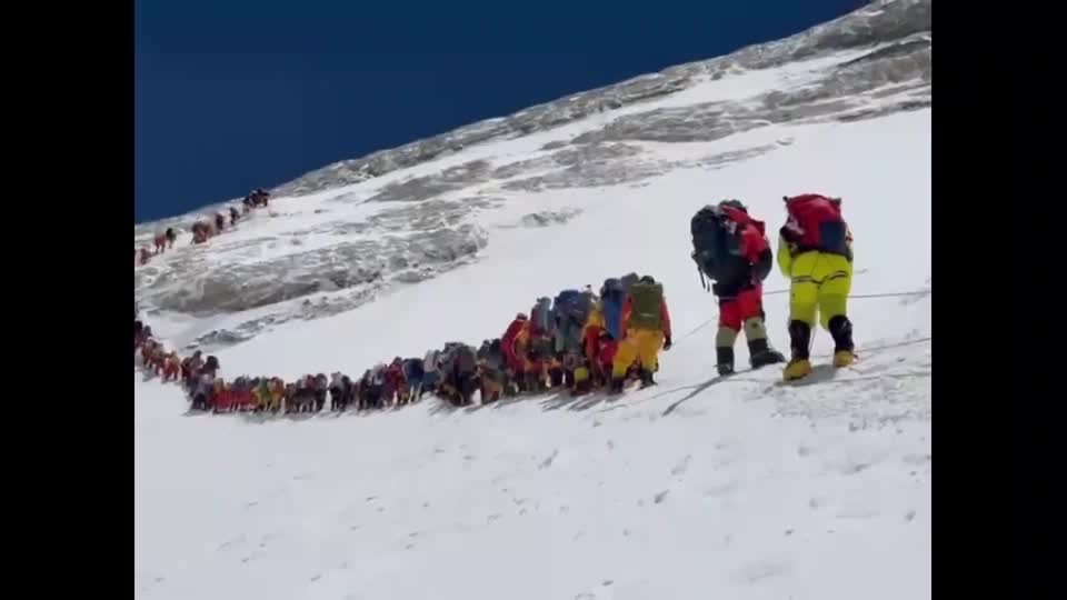 VÍDEO: alpinista registra longa fila para chegar ao cume do Monte Everest