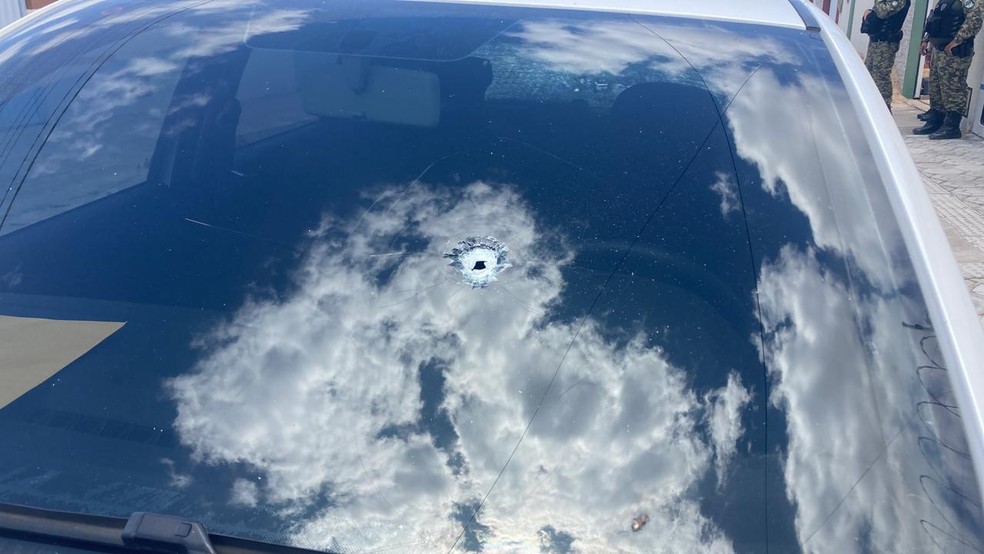 Viatura do comandante da Guarda Municipal de Mossoró é alvo de ataque a tiros — Foto: Redes sociais