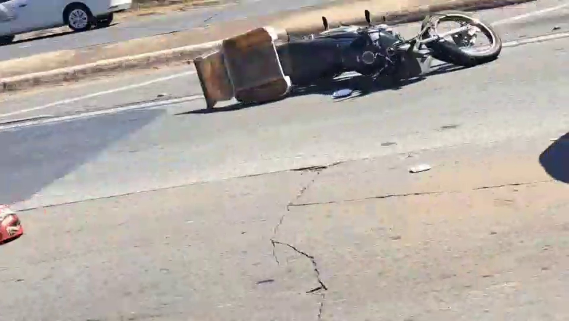 Acidente com caminhão e moto mata motociclista, e motorista foge