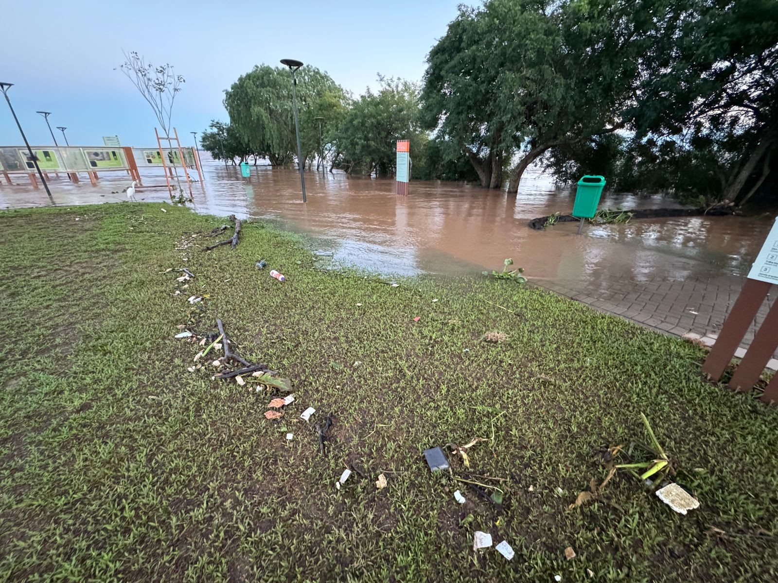 Nível do Guaíba baixa mais e chega a 4,7 metros; água recua, mas ruas seguem alagadas