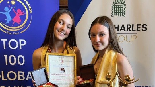 Irmãs da Grande SP são premiadas em Londres como crianças-prodígio: 'Mostramos que a ciência brasileira tem espaço no mundo' - Beatriz, de 15 anos, e Isabella, 14, foram reconhecidas na categoria Educação no prêmio 'Global Child Prodigy Awards' (Prêmio Global de Crianças Prodígio). Elas integram a Academia Brasileira de Jovens Cientistas desde 2022 e nas redes sociais são a 'Dupla Big Bang'.