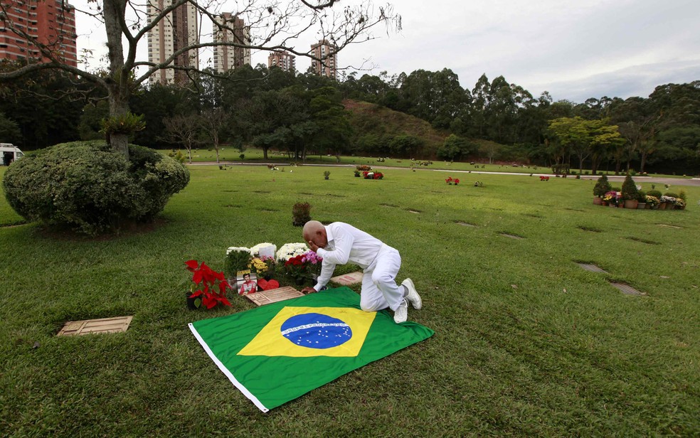 Homem se emociona ao visitar o túmulo de Ayrton Senna, no 20 º aniversário de sua morte, em São Paulo — Foto: Paulo Whitaker/Reuters
